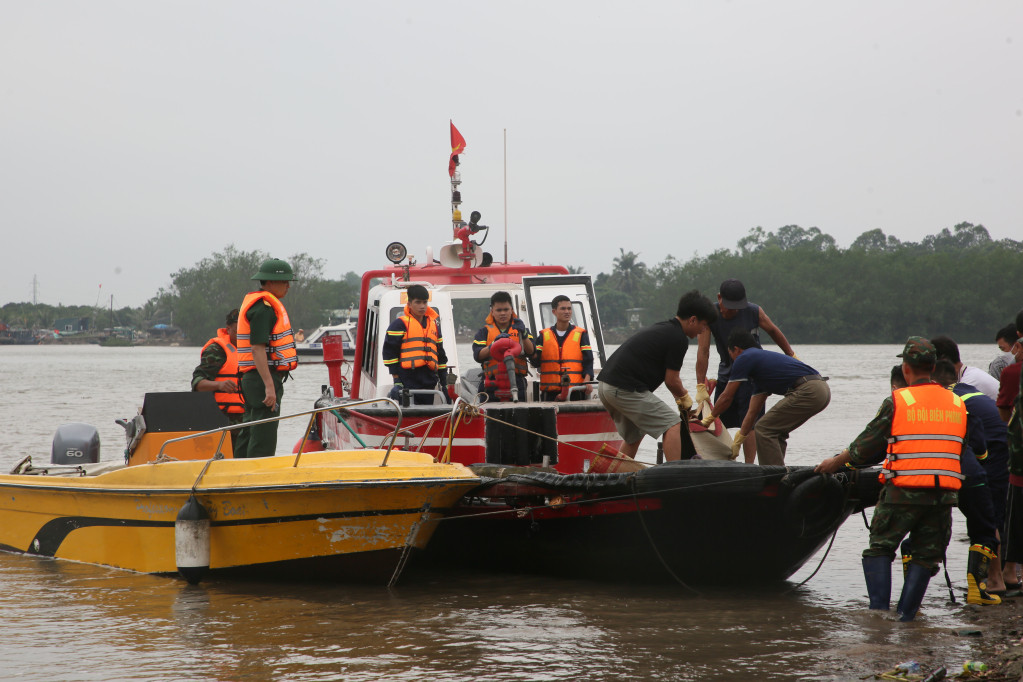Thủ tướng Chính phủ chỉ đạo tập trung tìm kiếm người mất tích do chìm thuyền tại Quảng Ninh- Ảnh 1.