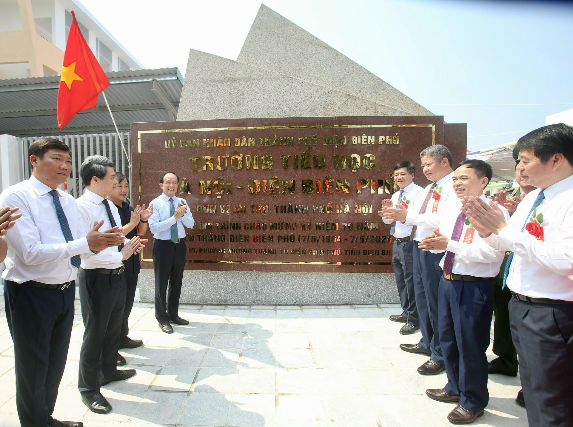 Các đồng chí lãnh đạo thành phố Hà Nội và tỉnh Điện Biên mở bi công trình.