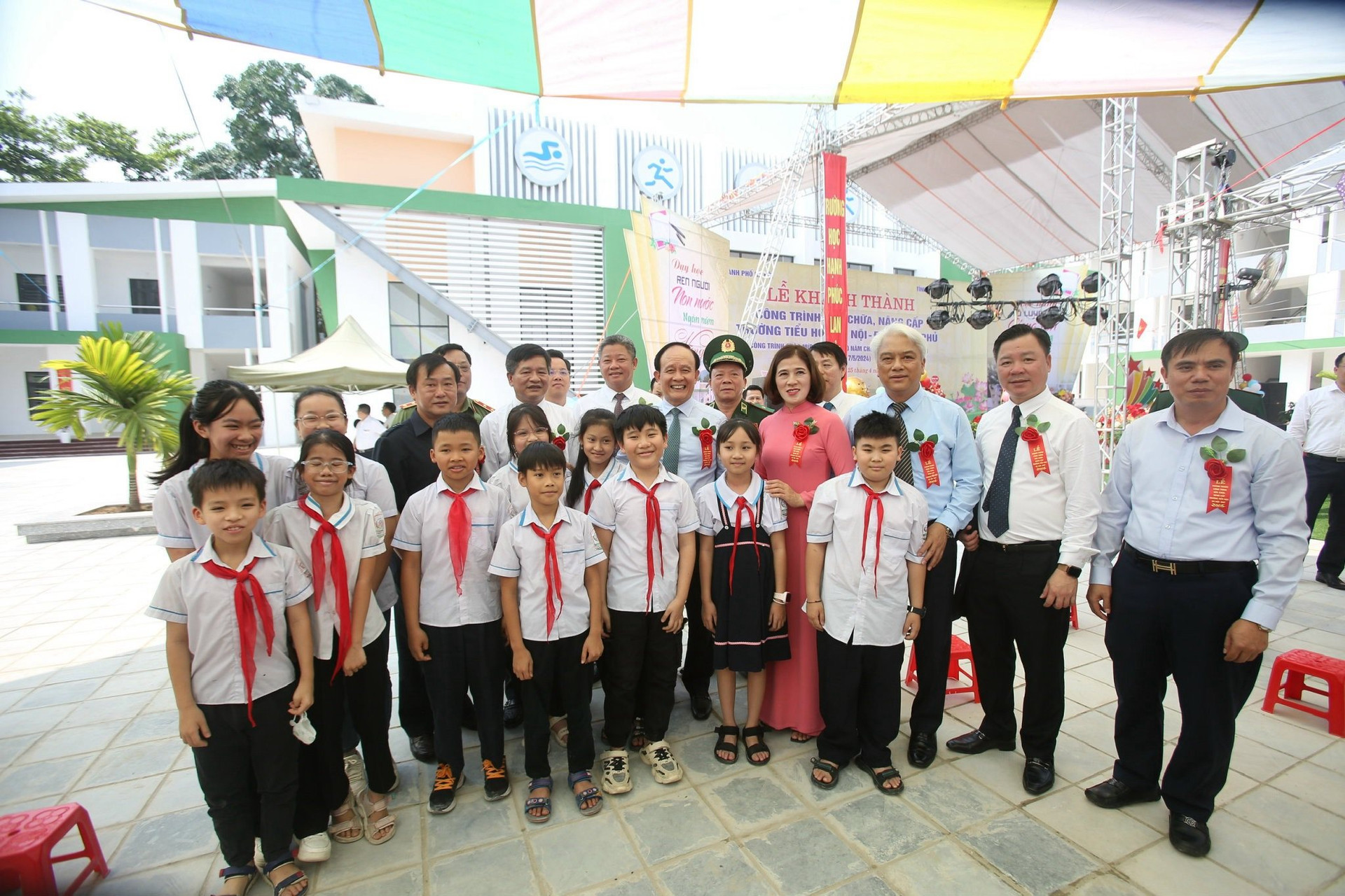 Các đồng chí lãnh đạo thành phố Hà Nội và tỉnh Điện Biên với cô trò Trường Tiểu học Hà Nội - Điện Biên Phủ.
