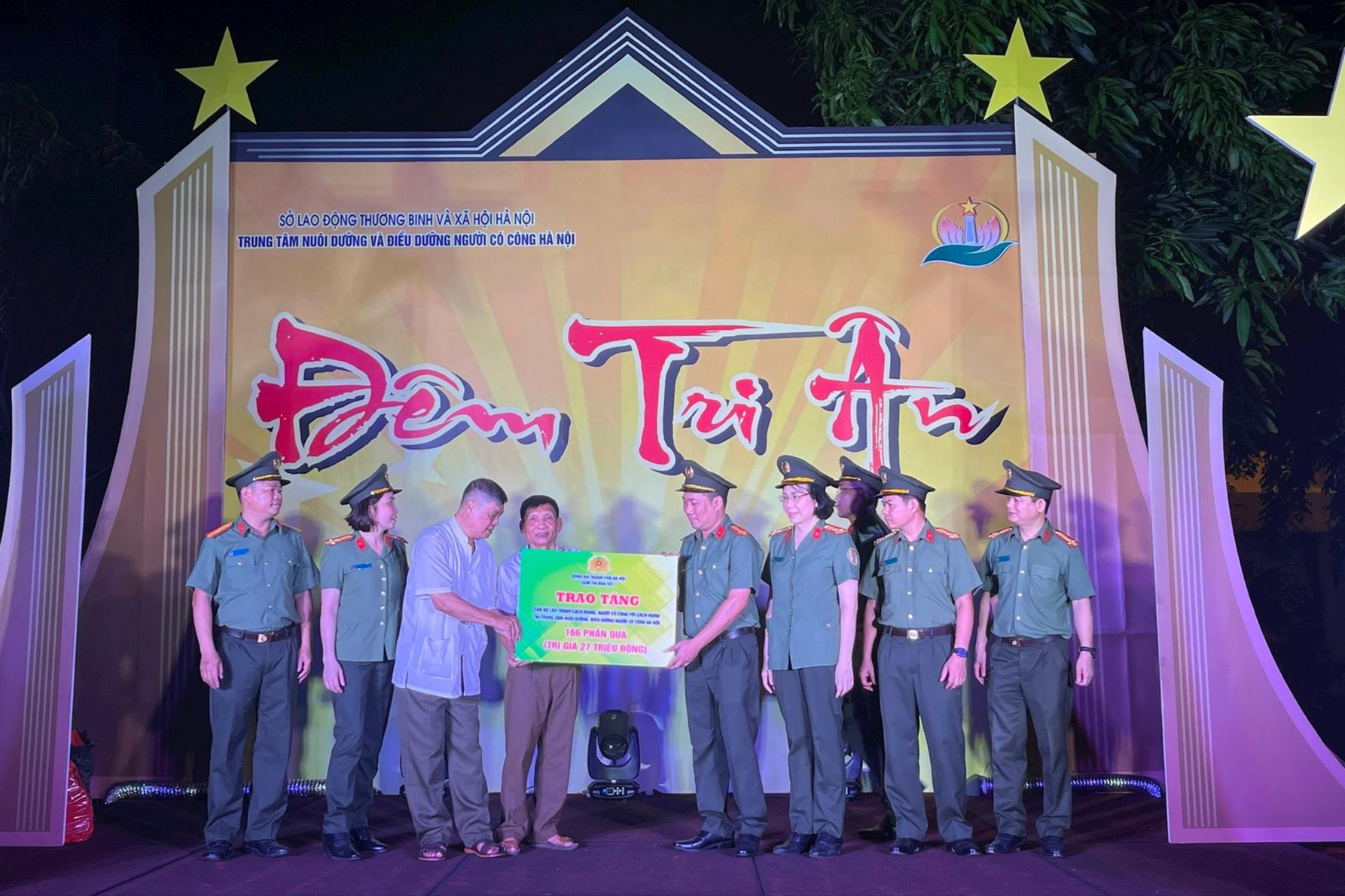 Đặc sắc và đậm nghĩa tình “Đêm tri ân”, trao quà tặng người có công