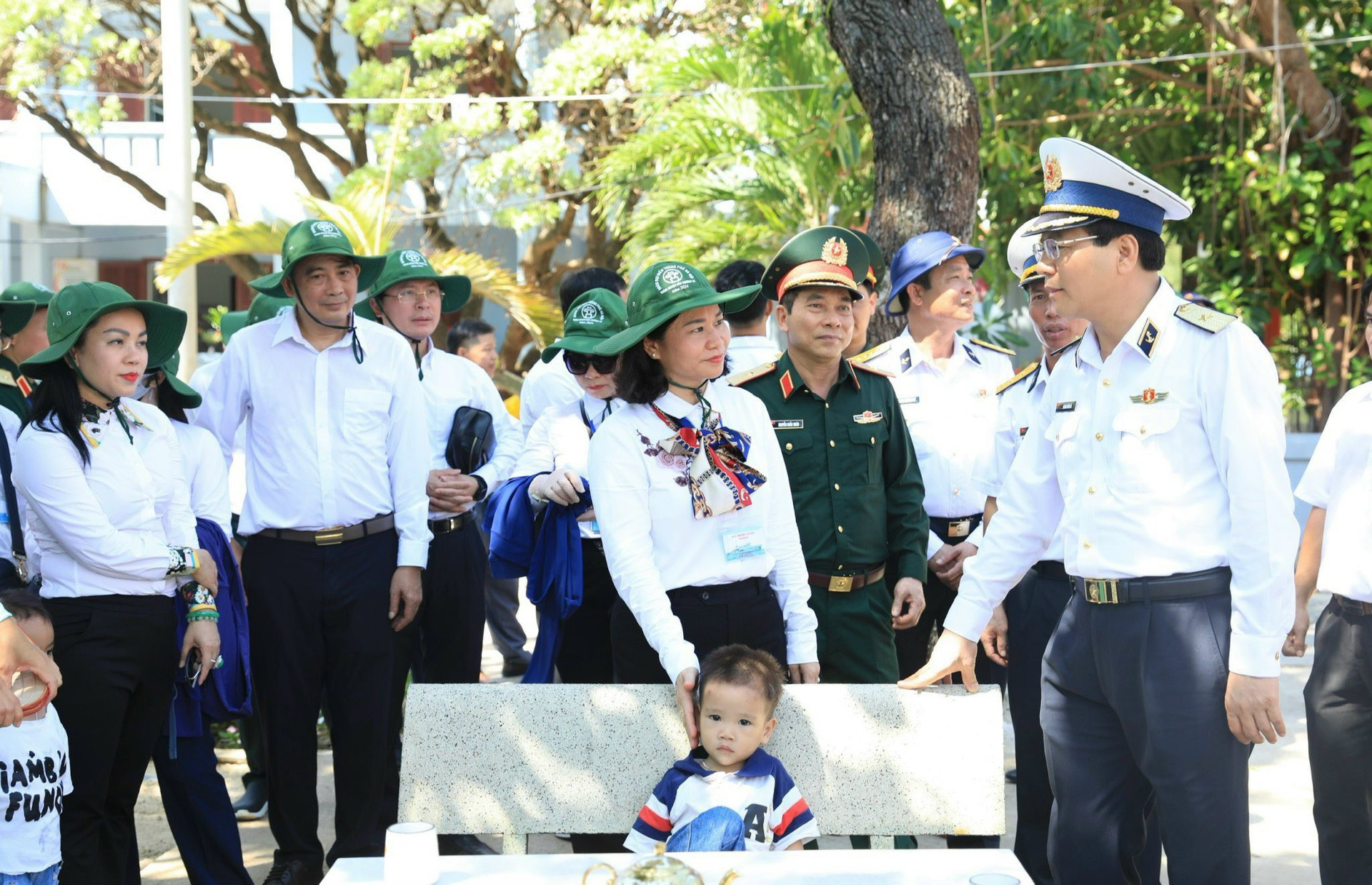 Đoàn công tác thành phố Hà Nội thăm khu tăng gia, lớp học, các hộ gia đình tại đảo Sinh Tồn.