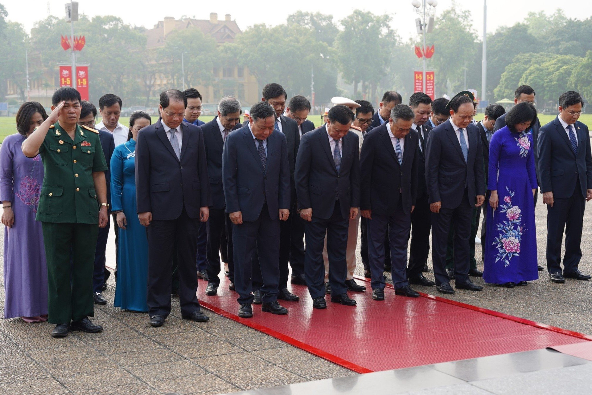 Các đồng chí lãnh đạo thành phố Hà Nội kính cẩn nghiêng mình tưởng niệm anh linh Chủ tịch Hồ Chí Minh. Ảnh: Hữu Tiệp.