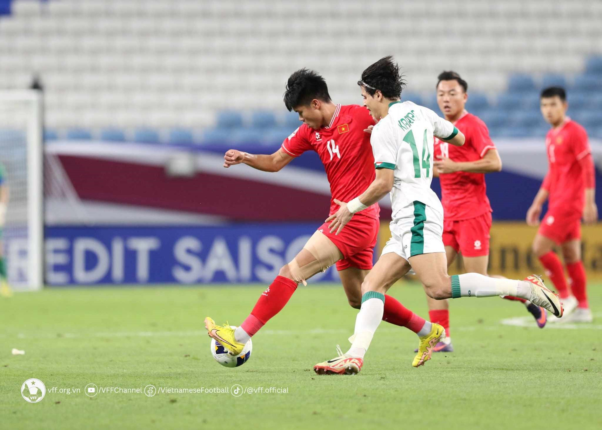  U23 Việt Nam (áo đỏ) nhận thất bại tối thiểu trước U23 Iraq. Ảnh VFF