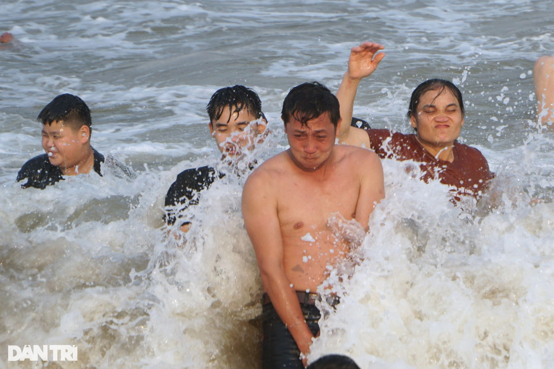 Đông nghịt người, du khách phải nhích từng bước ra tắm biển Sầm Sơn - 4