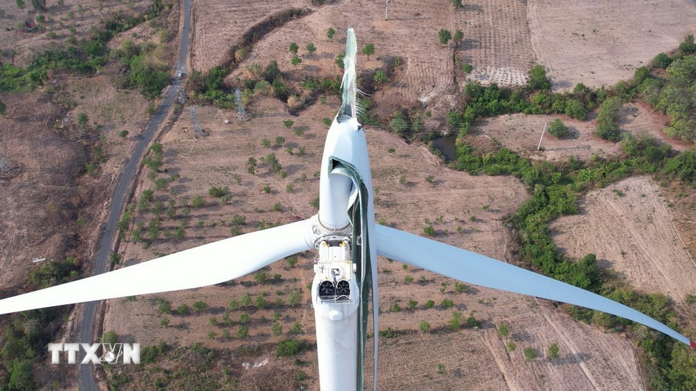 Cánh quạt của trụ điện gió Nhà máy Điện gió Ià Le 1 của Công ty Cổ phần đầu tư phát triển Điện gió Cao Nguyên 1 bị gãy gập. (Ảnh: Hoài Nam/TTXVN)