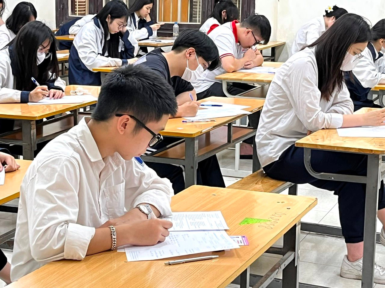 Học sinh Hà Nội làm bài khảo sát chất lượng chuẩn bị cho kỳ thi tốt nghiệp THPT năm 2024. Ảnh: Thống Nhất