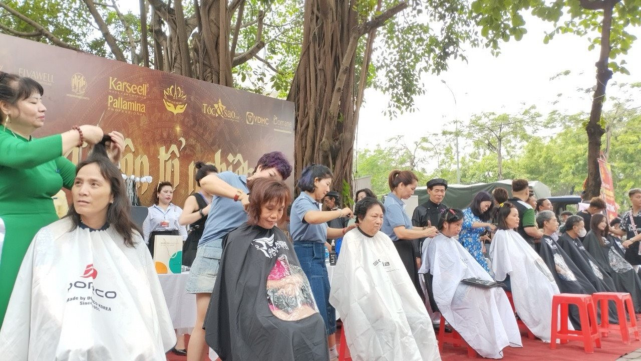 Tri ân tổ nghề, thợ cắt tóc làng Kim Liên và các câu lạc bộ tóc từ nhiều tỉnh, thành phố cắt tóc miễn phí cho người dân trong ngày hội làng truyền thống.