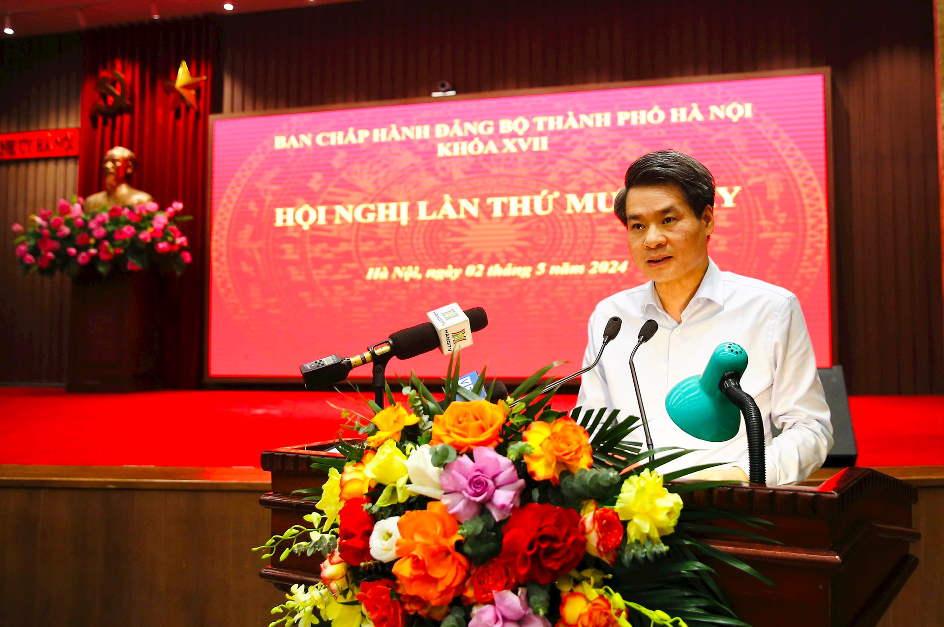 Trưởng ban Nội chính Thành ủy Nguyễn Quang Đức trình bày báo cáo giải trình, tiếp thu đối với 3 nội dung tại hội nghị. Ảnh: Viết Thành