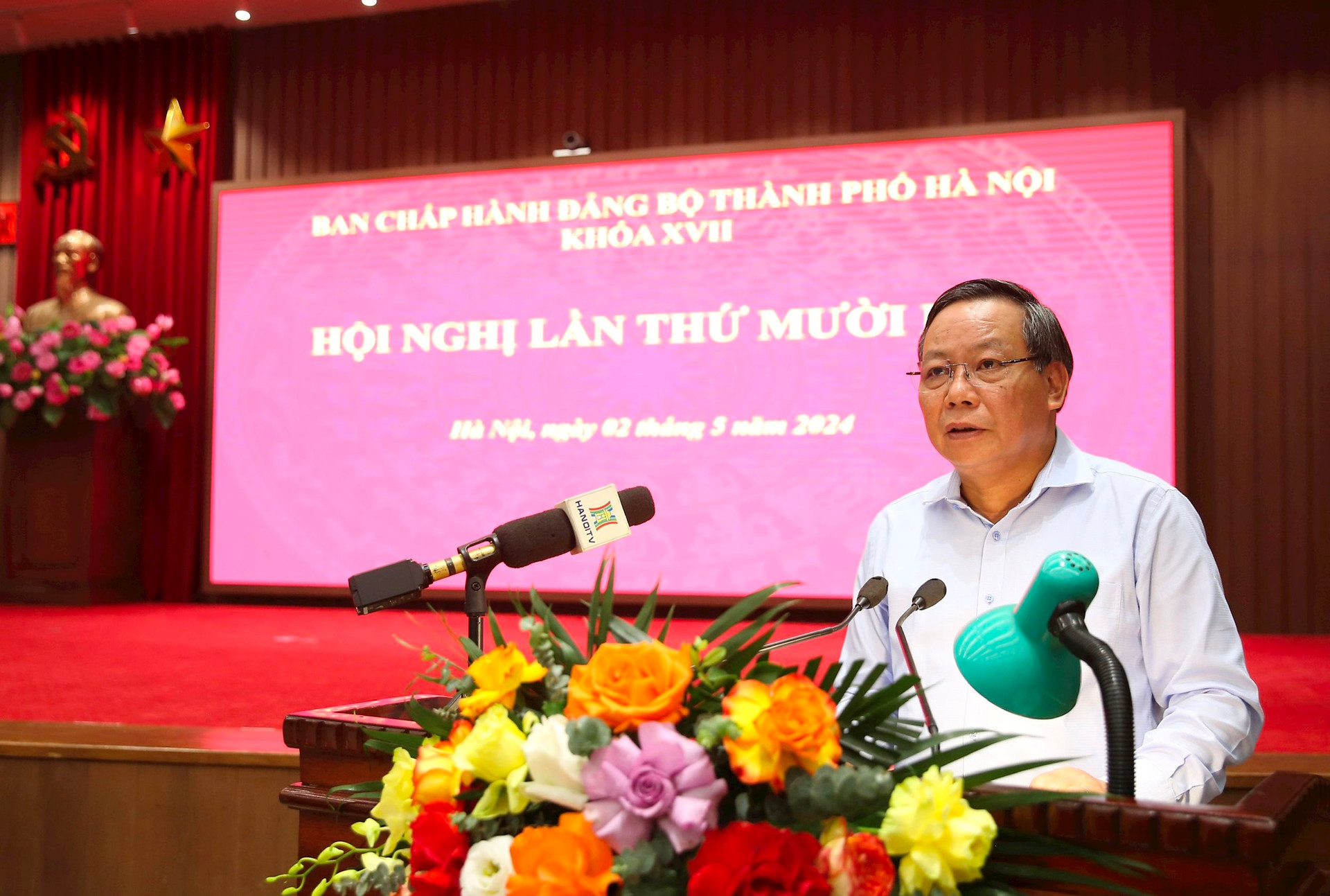Phó Bí thư Thành ủy Hà Nội Nguyễn Văn Phong trình bày Tờ trình tại hội nghị 