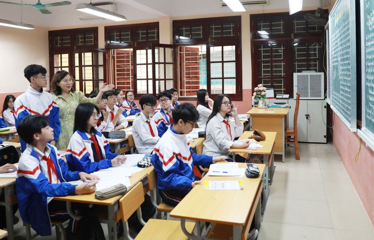 Giáo viên Trường THCS Trưng Nhị (quận Hai Bà Trưng) hướng dẫn học sinh lớp 9 ôn tập. Ảnh: Quang Thái