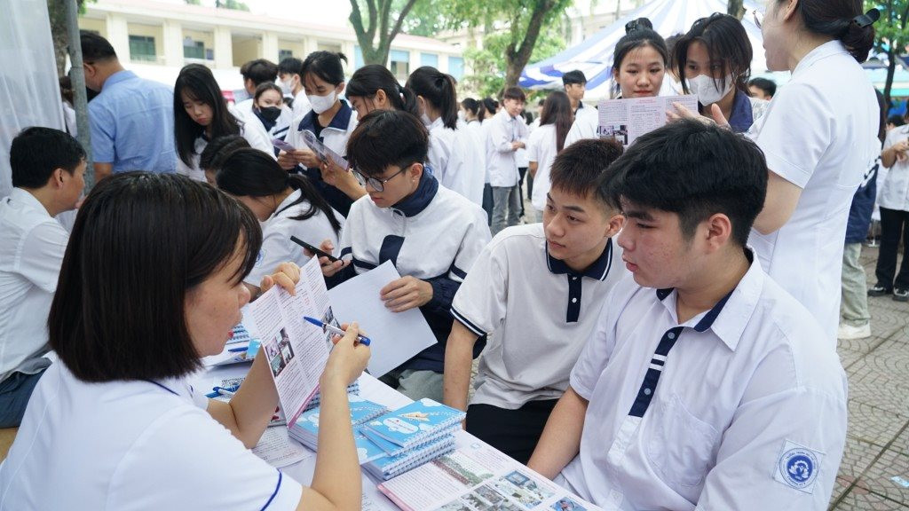 Học sinh Hà Nội nghe tư vấn tuyển sinh đại học năm 2024. (Ảnh: Duy Mạnh)