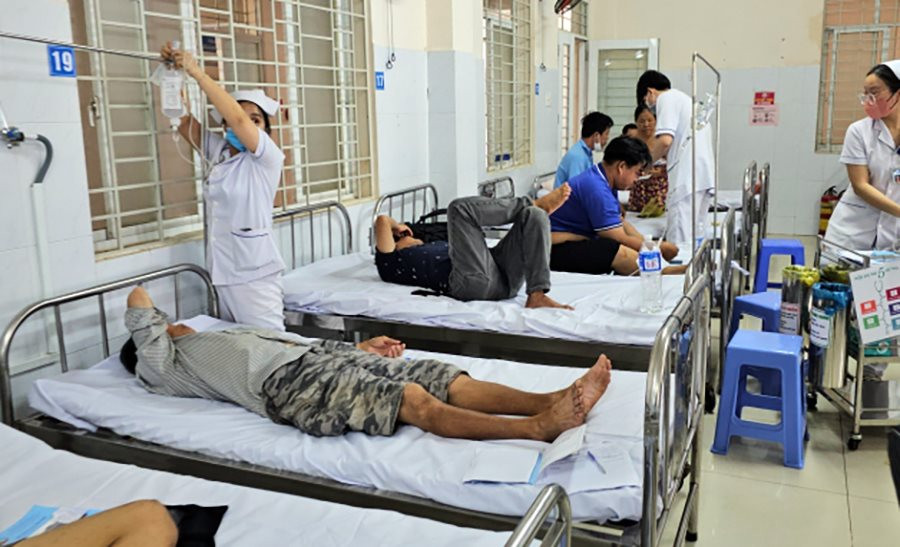 Bệnh nhân bị ngộ độc thực phẩm điều trị tại Bệnh viện đa khoa khu vực Long Khánh. Ảnh Nghiêm Ý.