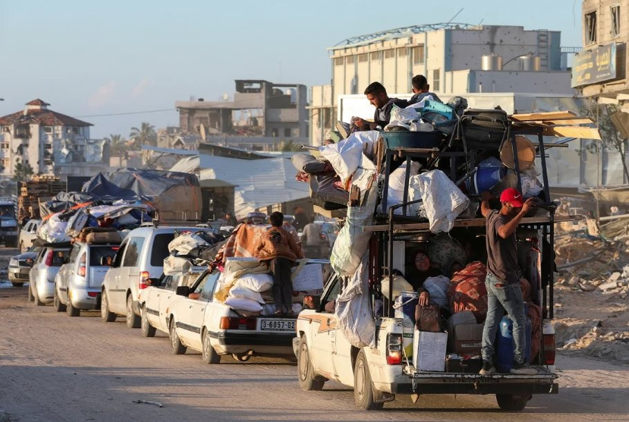 Dòng người rời Rafah trước nguy cơ quân đội Israel mở rộng chiến dịch tấn công. Ảnh: Reuters