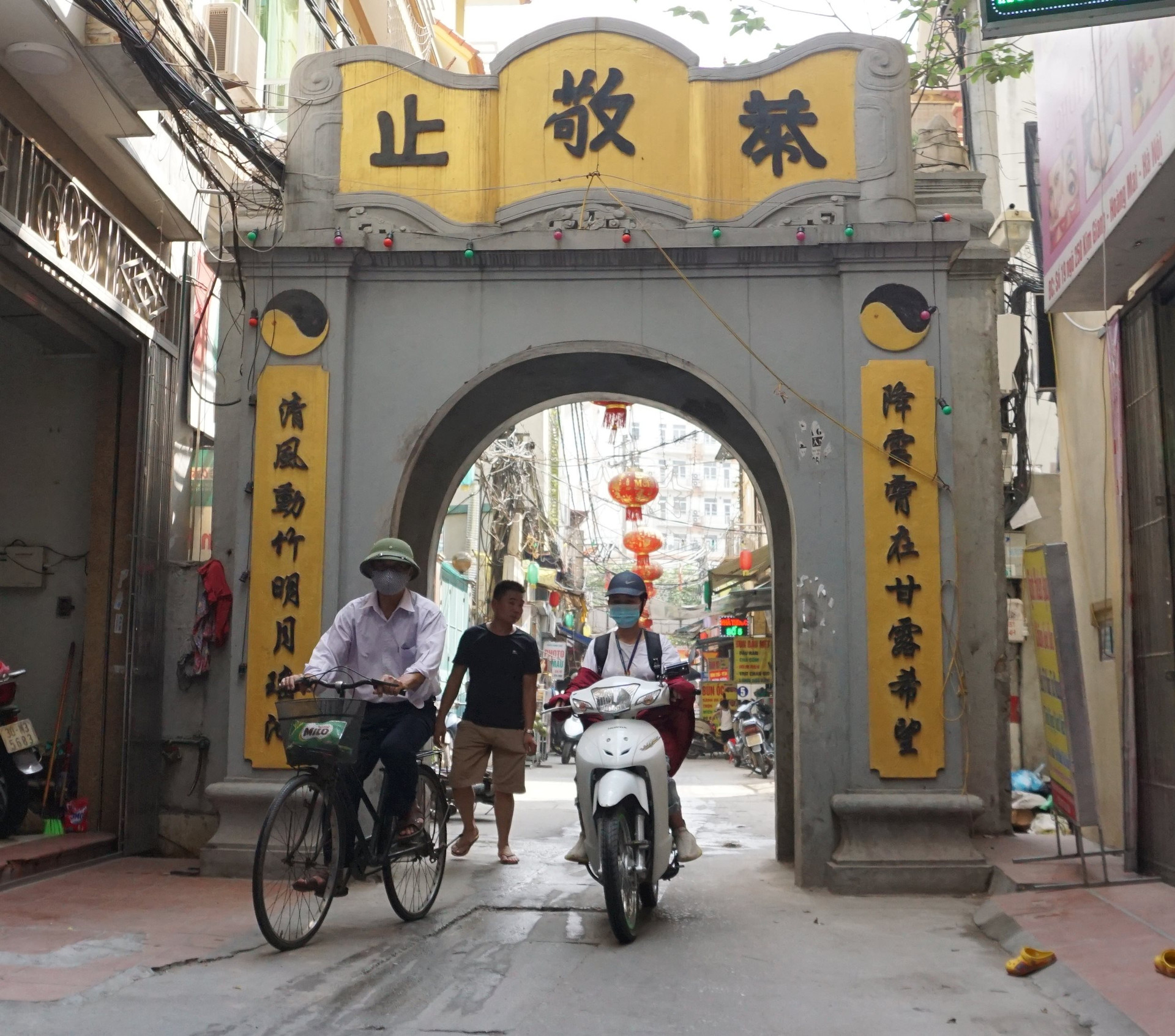 Cổng làng Lủ, quận Hoàng Mai nhìn ra sông Tô Lịch. Ảnh: Văn Học
