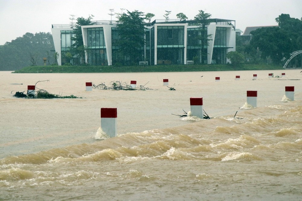 Nước lũ trên sông Hương vào tháng 10/2023 đạt trên báo động 2 khiến khu vực đập đá ở thành phố Huế bị ngập sâu, nước chảy xiết. (Ảnh: Đỗ Trưởng/TTXVN)