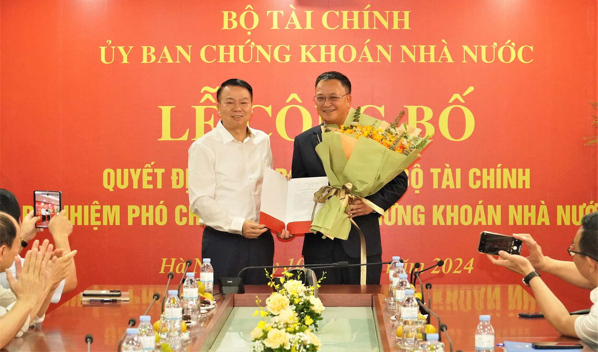 Thứ trưởng Bộ Tài chính Nguyễn Đức Chi trao Quyết định bổ nhiệm đồng chí Bùi Hoàng Hải giữ chức vụ Phó Chủ tịch Uỷ ban Chứng khoán Nhà nước. Ảnh: SSC