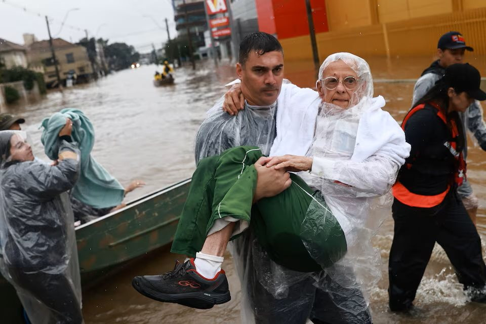 Tình nguyện viên sơ tán người dân ở Porto Alegre, thủ phủ bang Rio Grande do Sul. Ảnh: Reuters