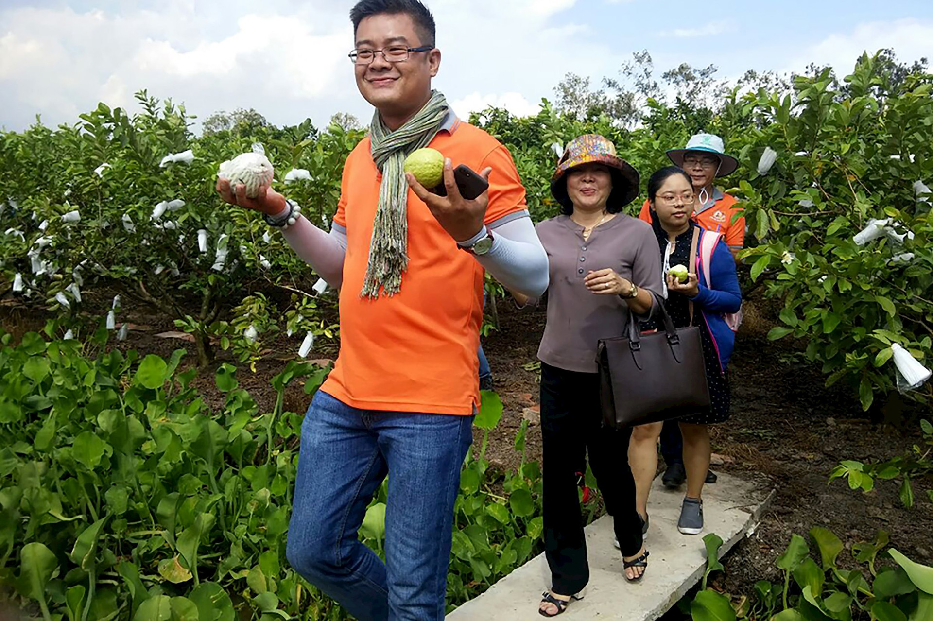 Nơi đất và người gắn bó, hòa hợp Cù lao Tân Lộc nằm cách thành phố Cần Thơ khoảng 40km. Để tới được đây, du khách phải tới trung tâm quận Thốt Nốt, sau đó mất 10 phút qua phà là có thể hòa mình vào không gian xanh mát, yên bình của cù lao Tân Lộc. Sở dĩ nơi đây được mệnh danh là “hòn đảo ngọt” là bởi trước đây, người dân trên cù lao chủ yếu sinh sống bằng nghề trồng và làm đường mía. Trong một lần đến thăm cù lao, nhạc sĩ Phạm Tuyên đã sáng tác ca khúc “Quê ta có hòn đảo ngọt”. Từ đó, Tân Lộc đư