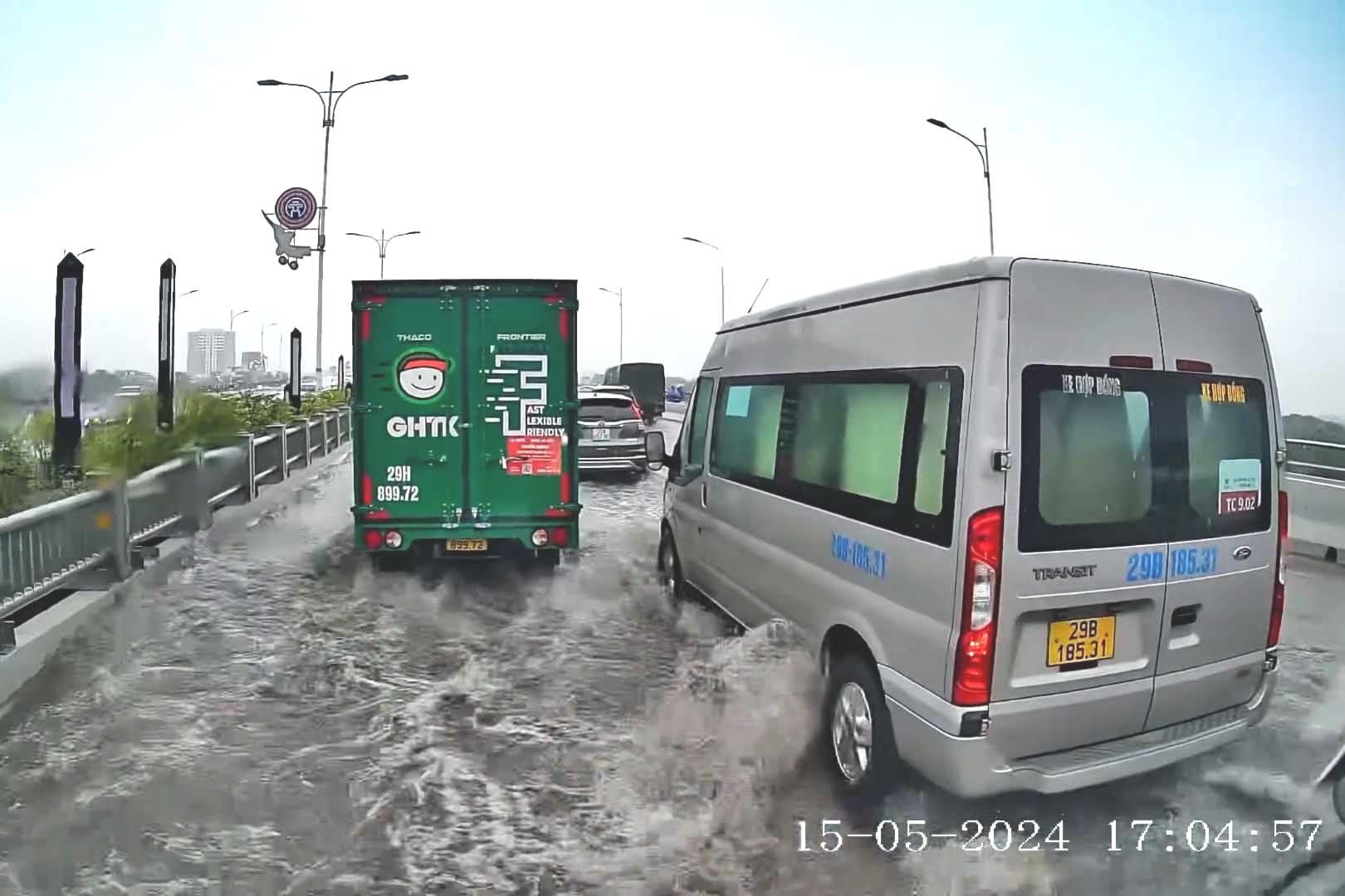 Hà Nội yêu cầu làm rõ nguyên nhân ngập nước trên cầu Vĩnh Tuy 2