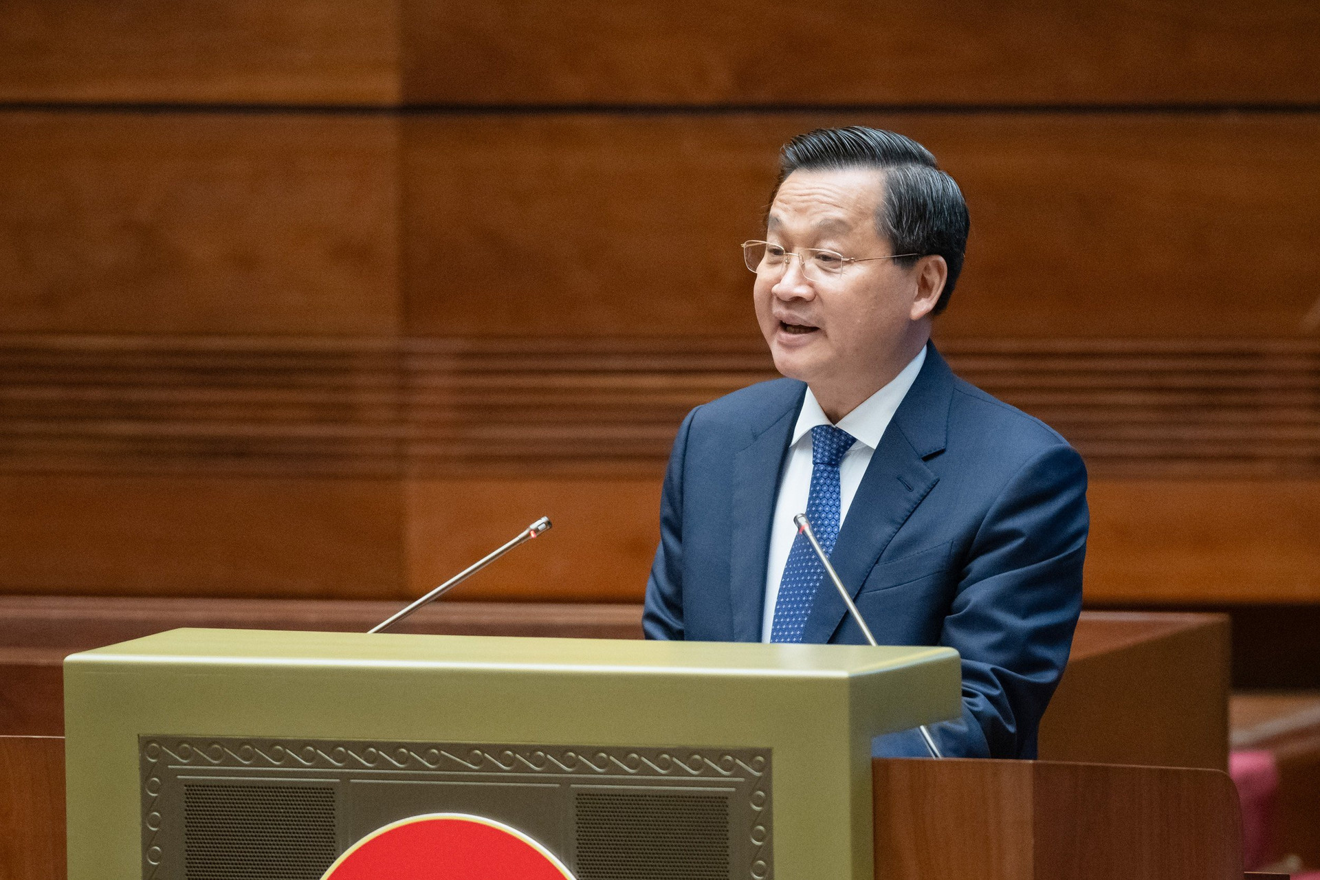 Phó Thủ tướng Chính phủ Lê Minh Khái trình bày báo cáo tại kỳ họp thứ bảy, Quốc hội khóa XV. Ảnh: media.quochoi.vn.