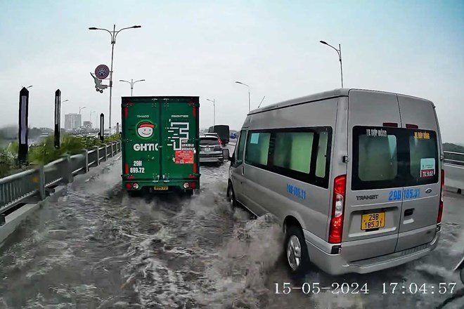 Cầu Vĩnh Tuy 2 ngập úng nhiều đoạn trong cơn mưa chiều ngày 15-5 vừa qua. Ảnh cắt từ clip: Sơn Pham