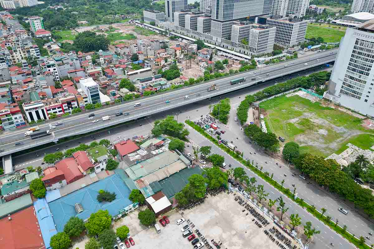 Dự án đầu tư xây dựng hầm chui đường Hoàng Quốc Việt kéo dài với đường Phạm Văn Đồng và kết nối với phố Trần Vĩ Đây là dự án nhóm B, tổng mức đầu tư (dự kiến) là 2.293 tỉ đồng, trong đó giải phóng mặt bằng là 1.216 tỉ đồng, xây lắp là 1.077 tỉ đồng. 