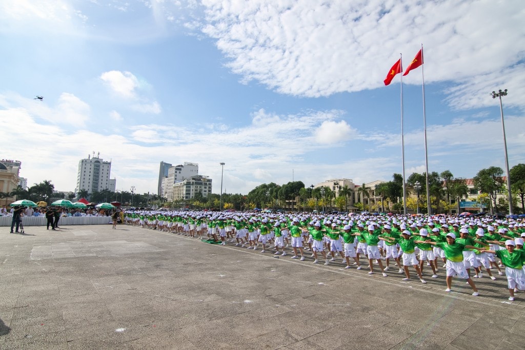 9. Các em được nâng cao thể chất và rèn luyện sự bền bỉ thông qua dinh dưỡng hợp lý kết hợp vận động thể chất, đặc biệt là môn bơi lội