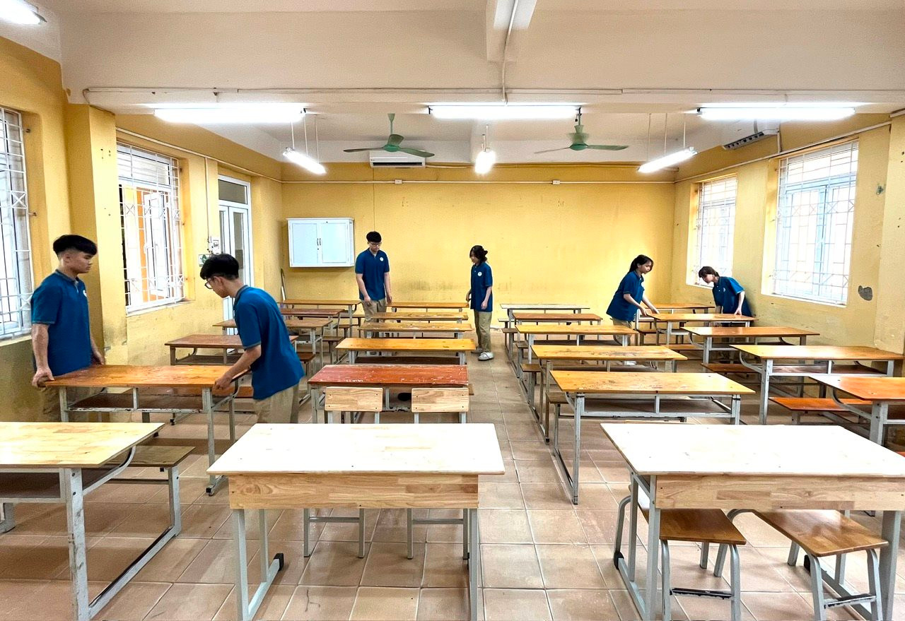 Học sinh Trường THPT Sóc Sơn kê dọn bàn ghế tại một phòng thi. Ảnh: Thống Nhất
