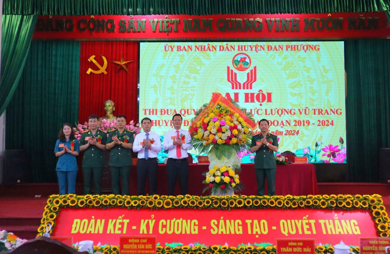 Thiếu tướng Nguyễn Đình Lưu, Phó Tư lệnh, Bộ Tư lệnh Thủ đô Hà Nội tặng hoa chúc mừng Đại hội. Ảnh Minh Phú