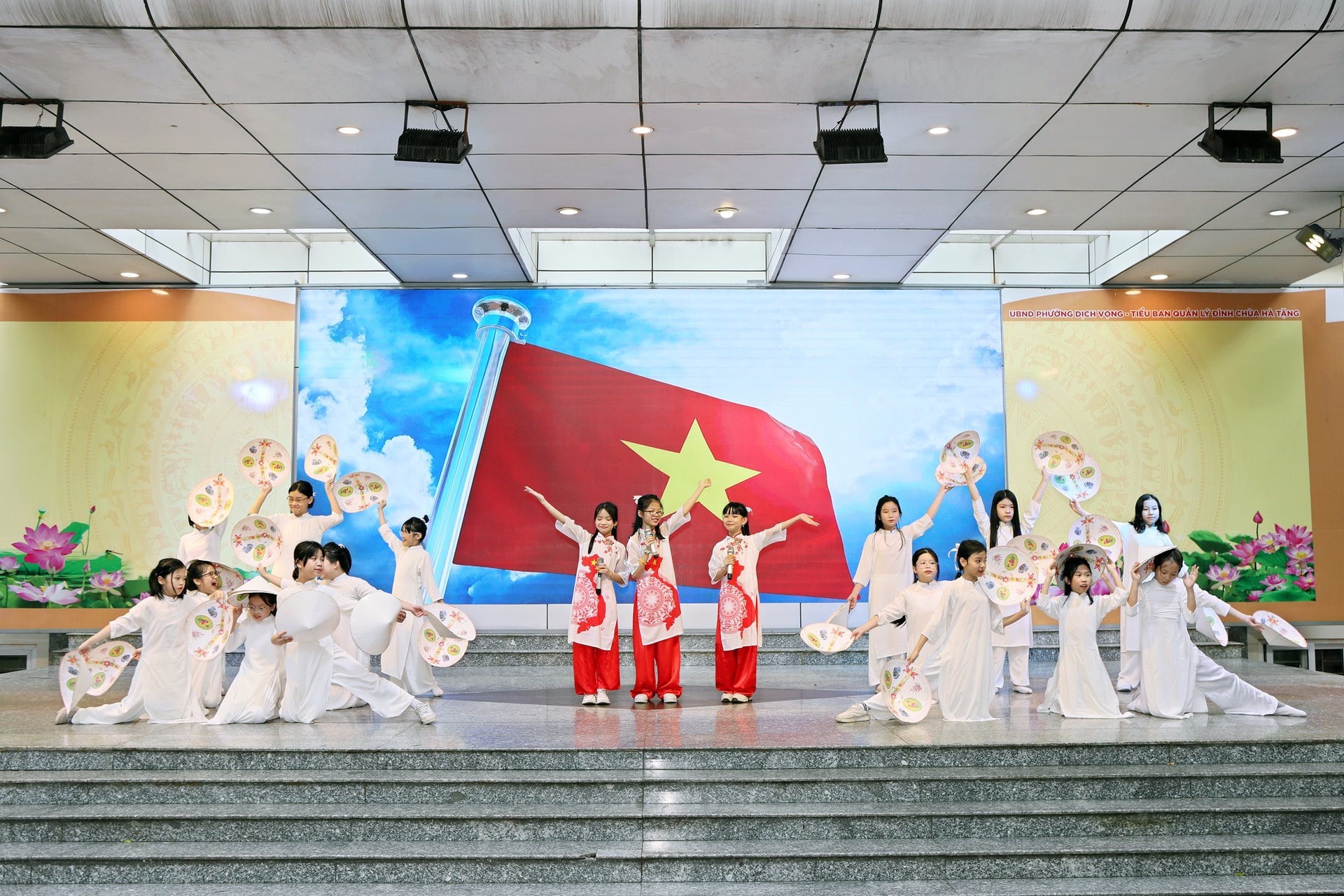 cac-tiet-muc-van-nghe-cua-hoc-sinh-song-ngu-tieng-phap-truong-tieu-hoc-nghia-tan.jpg