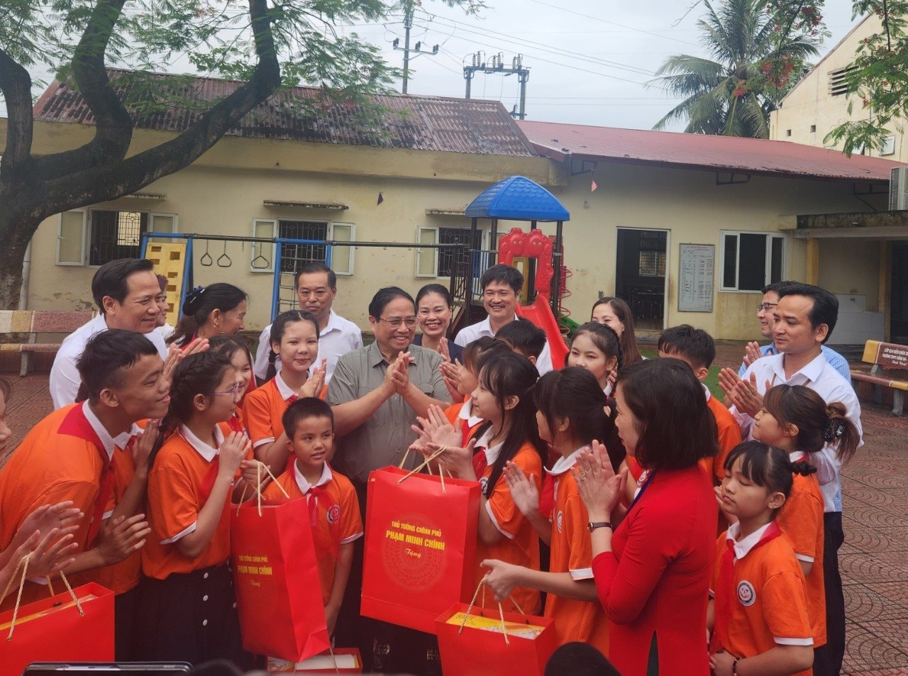 Thủ tướng Chính phủ Phạm Minh Chính tquà, động viên trẻ em khuyết tật tại Trung tâm Nuôi dưỡng trẻ khuyết tật Hà Nội không ngừng nỗ lực học tập, chủ động vươn lên hòa nhập.