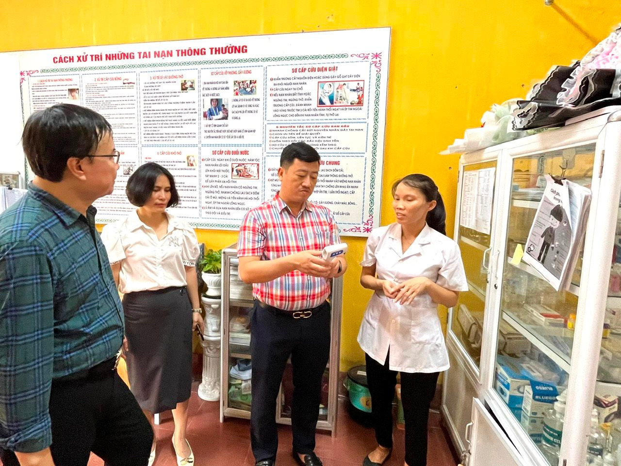 Kiểm tra công tác tổ chức kỳ thi tuyển sinh lớp 10 tại điểm thi Trường THCS Nguyễn Du (huyện Sóc Sơn). Ảnh: Thống Nhất