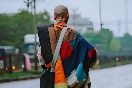 Ông Lê Anh Tú (Thích Minh Tuệ) tự nguyện dừng việc đi bộ khất thực