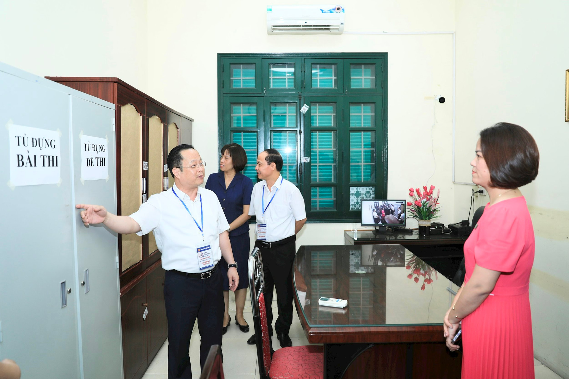 Sở GD-ĐT Hà Nội kiểm tra phòng bảo quản đề và bài thi tại Trường THPT Thăng Long. Ảnh: Quang Thái