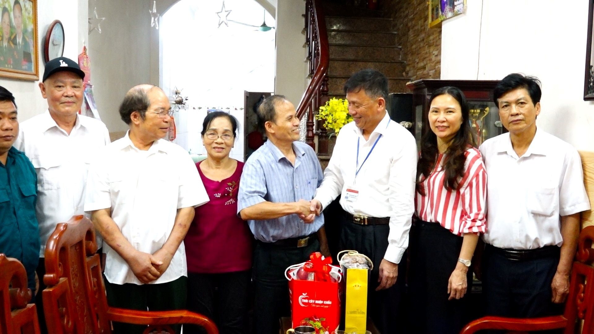 Trưởng ban Dân vận Quận ủy Long Biên Mai Quốc Long thăm, động viên gia đình chiến sĩ Mai Tiến Mạnh ở phường Phúc Lợi, quận Long Biên sau chuyến công tác tới huyện đảo Trường Sa - Ảnh: Quốc Long