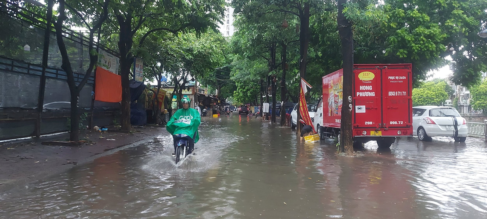 Sáng nay (5-6), nhiều nơi trên địa bàn thành phố Hà Nội xảy ra mưa to đến rất to kèm theo nhiều cú sét đánh xuống đất. Ảnh Bảo Châu