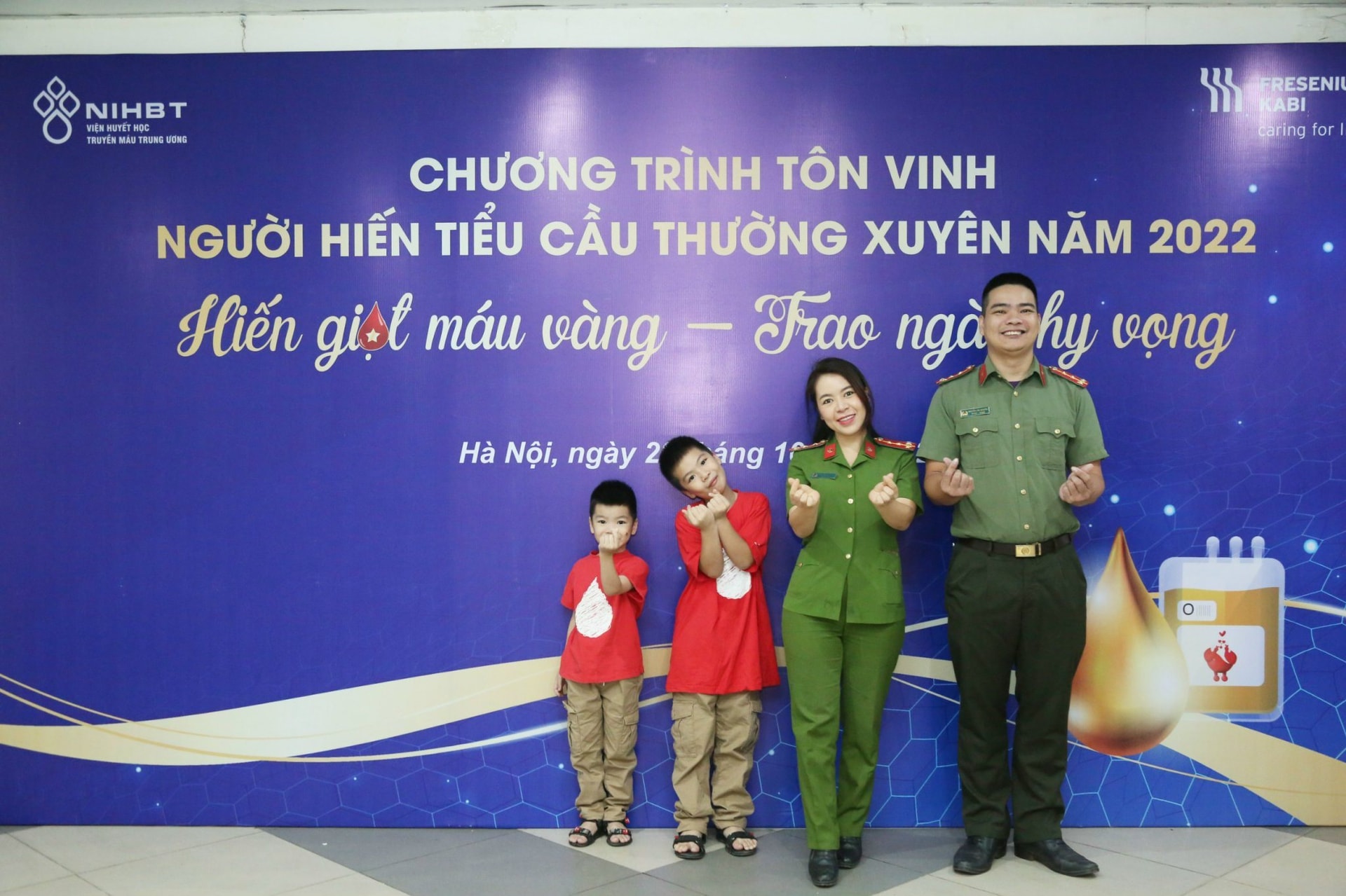 Gia đình Đại úy Nguyễn Văn Nguyên và Đại úy Bùi Hoàng Ly lan tỏa nghĩa cử cao đẹp. Ảnh: Văn Học