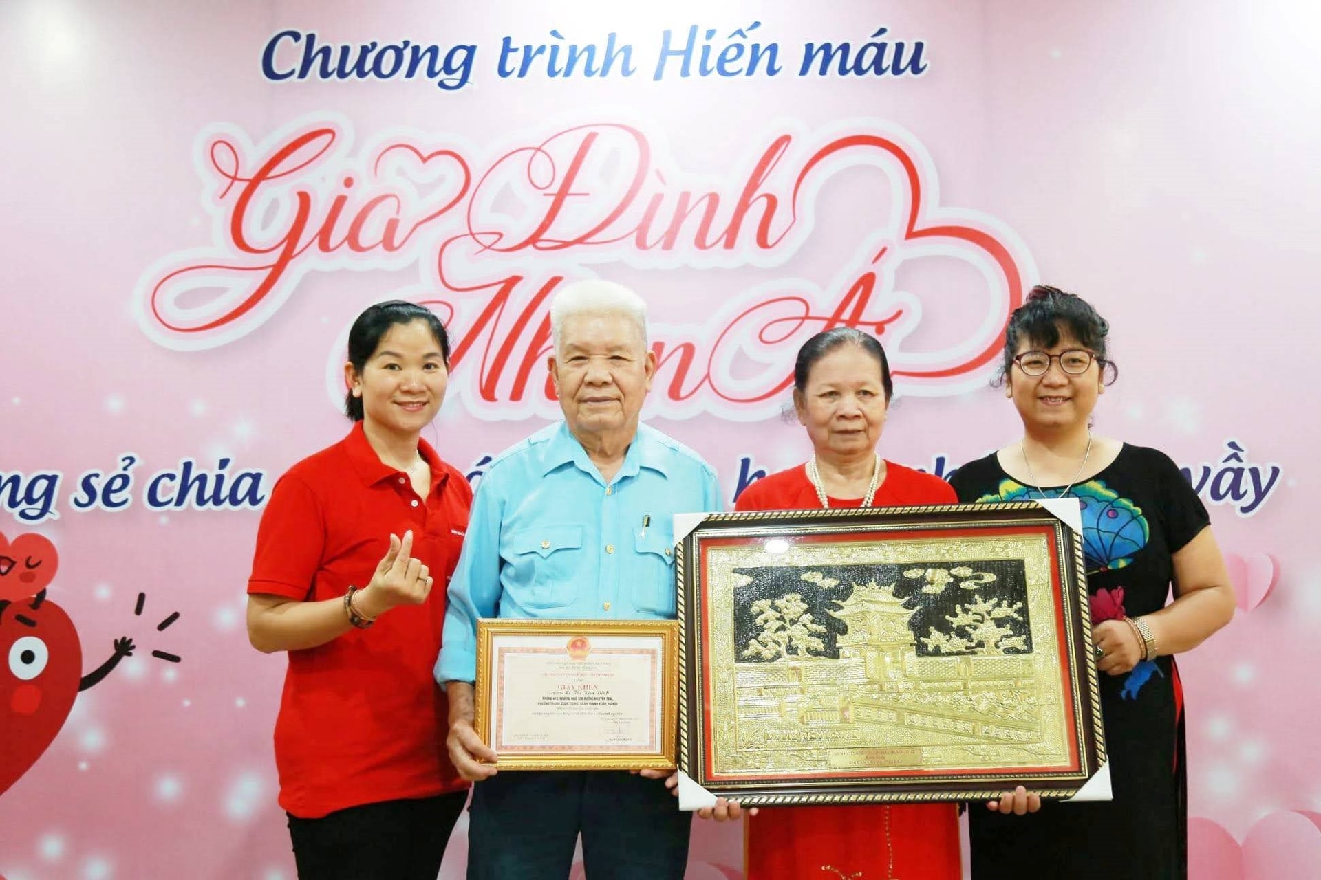 Vợ chồng ông Lê Đình Duật trong một lần được tôn vinh về những cống hiến của mình (Ảnh gia đình cung cấp)