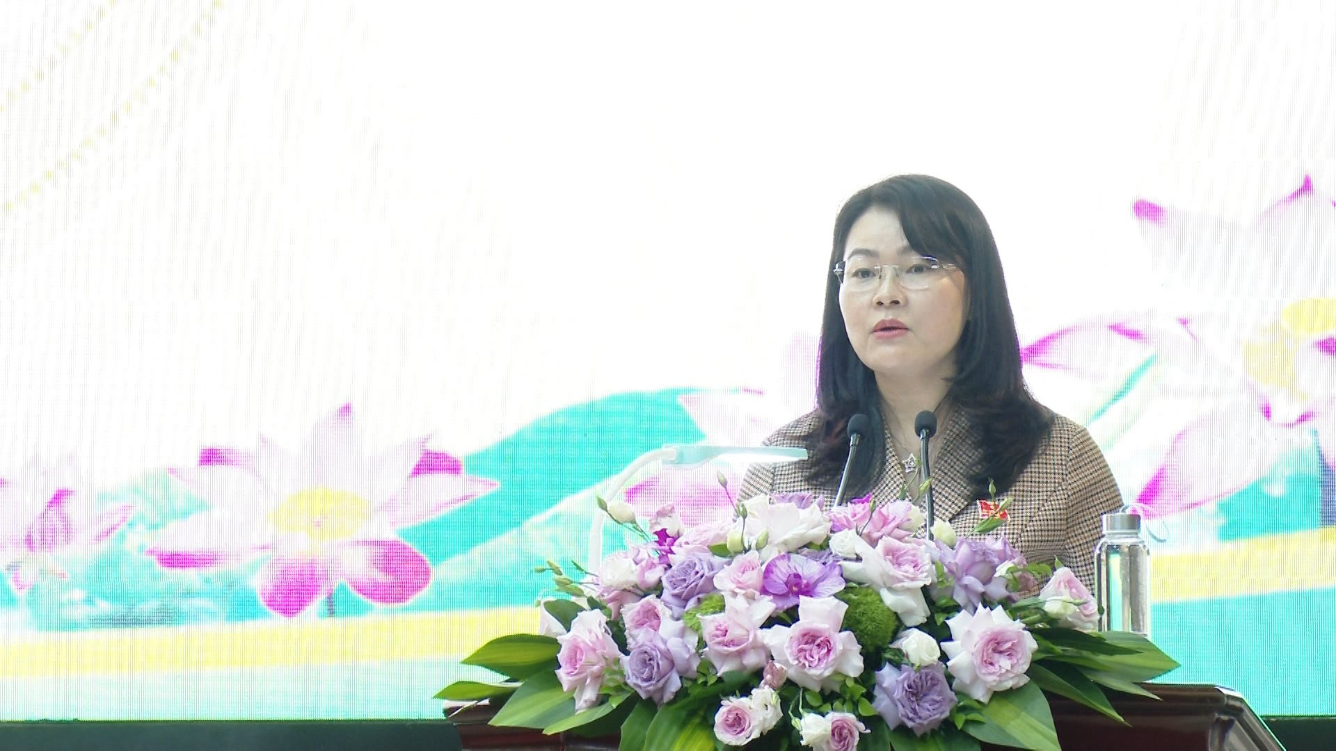 Ủy viên chuyên trách Ban Văn hóa - Xã hội HĐND thành phố Phạm Thị Thanh Hương phát biểu tại buổi tiếp xúc cử tri.