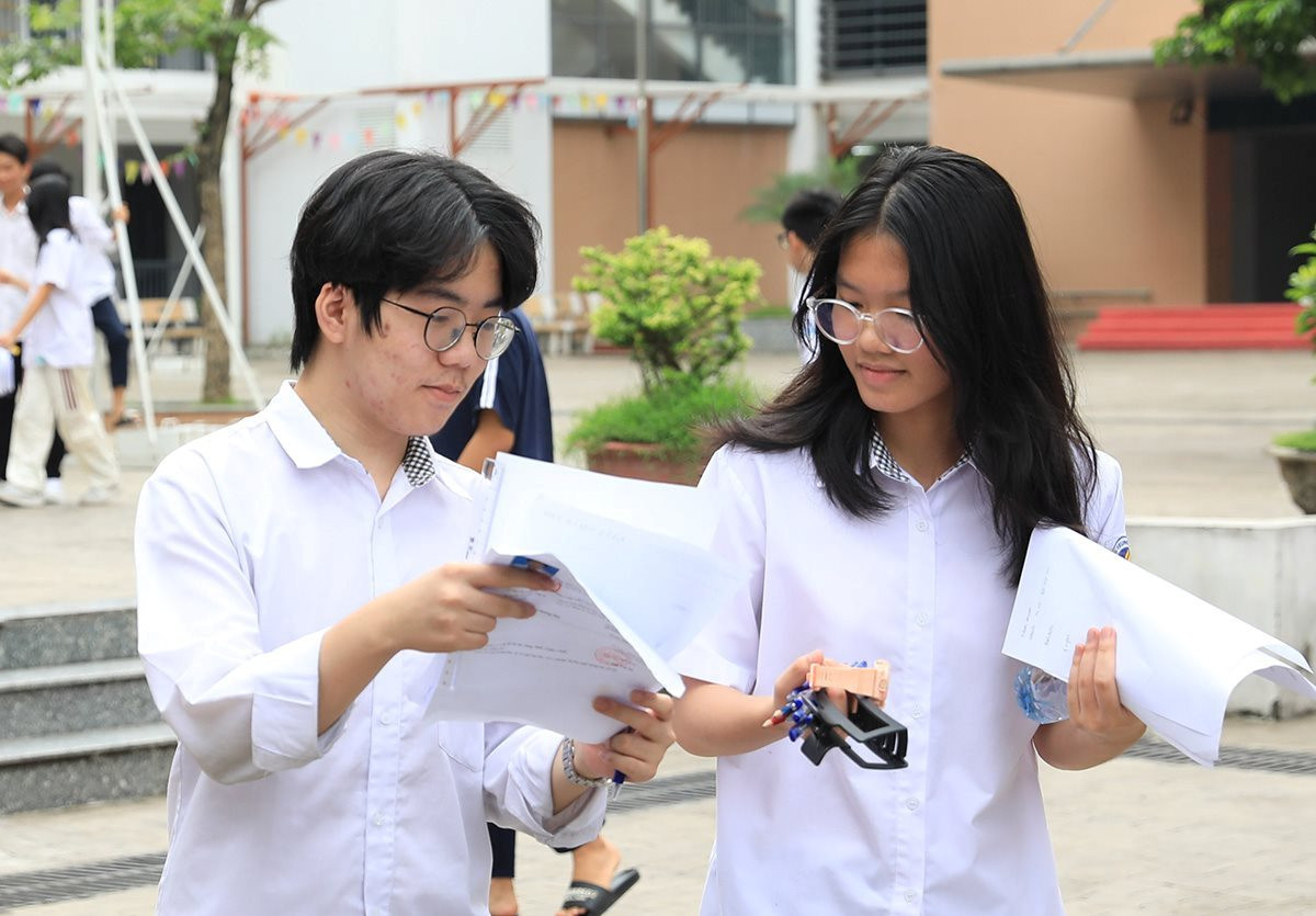 Thí sinh Hà Nội đã hoàn thành 2 trong số 3 môn thi vào lớp 10 năm học 2024-2025. Ảnh: Thái Thành 