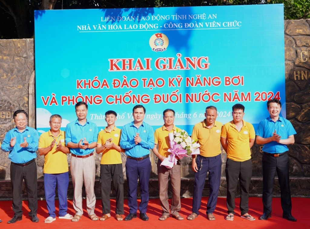 Tổ chức lớp học bơi cho con của đoàn viên tại Nhà Văn hoá Lao động tỉnh Nghệ An
