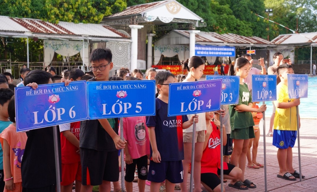Tổ chức lớp học bơi cho con của đoàn viên tại Nhà Văn hoá Lao động tỉnh Nghệ An