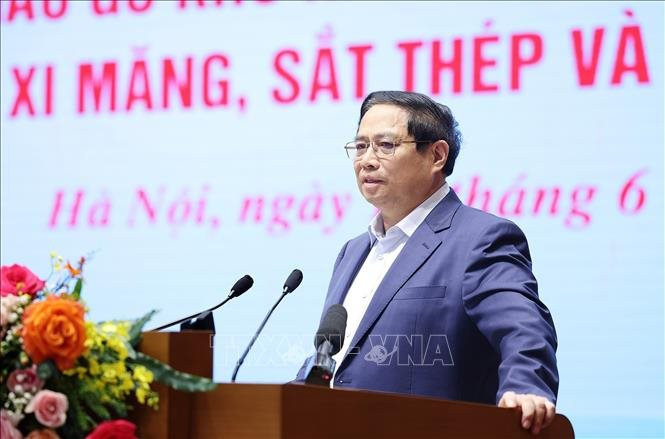 Thủ tướng Phạm Minh Chính phát biểu tại hội nghị thúc đẩy sản xuất, tiêu thụ xi măng, sắt thép và vật liệu xây dựng. Ảnh: Dương Giang-TTXVN