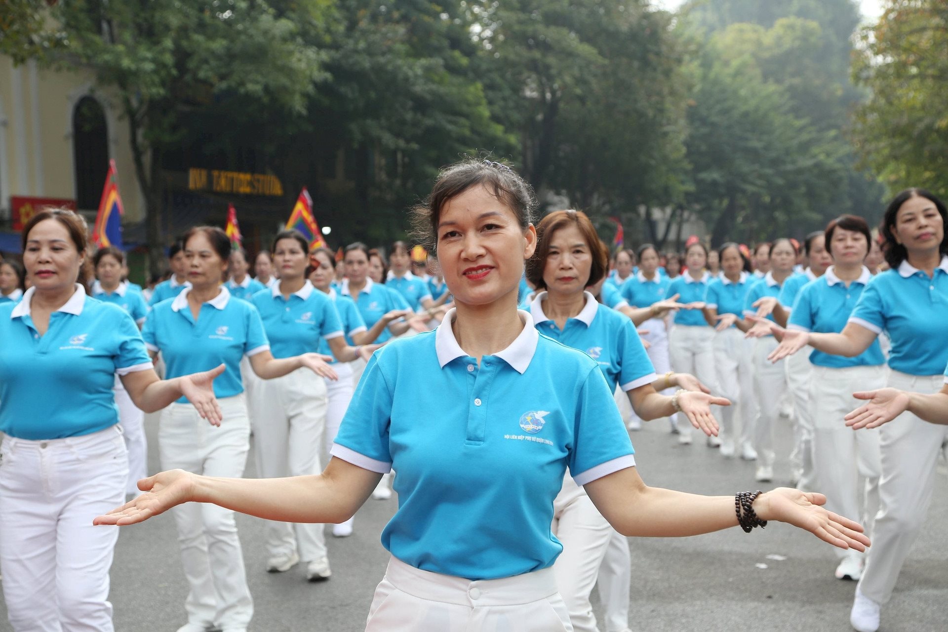 Phụ nữ thủ đô tham gia đồng diễn trong Chương trình “Hà Nội kết nối – Vươn xa” do Hội Liên hiệp phụ nữ Hà Nội. Ảnh: Viết Thành 