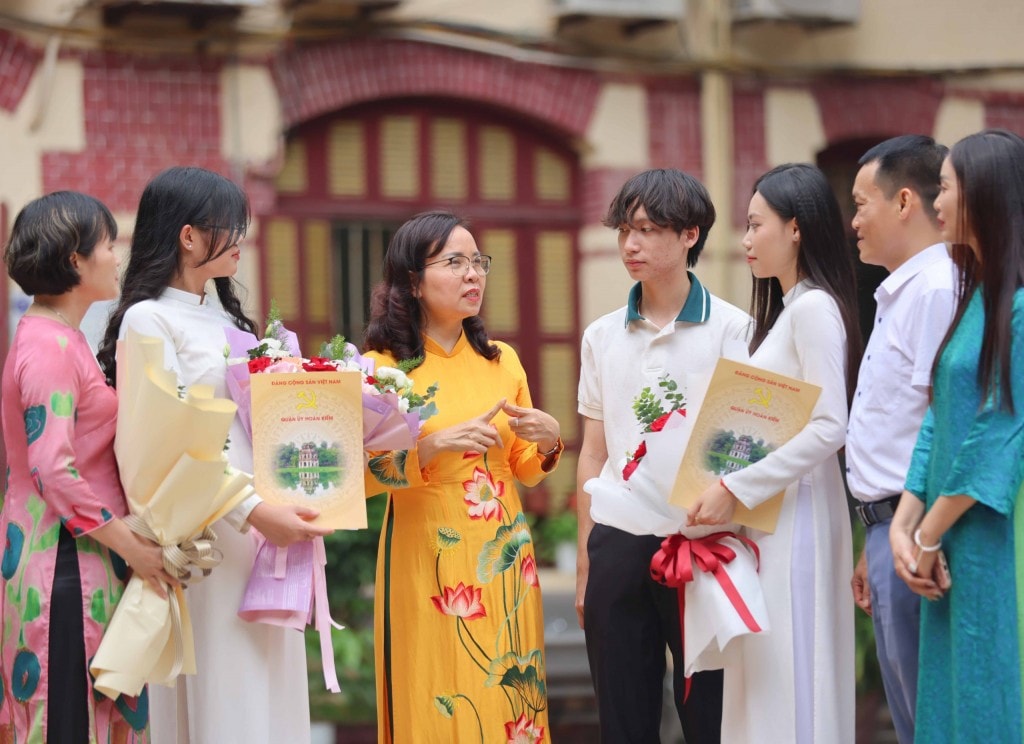 Áo dài: Nét đẹp văn hóa truyền thống của người phụ nữ Việt Nam Áo dài: Nét đẹp văn hóa truyền thống của người phụ nữ Việt Nam