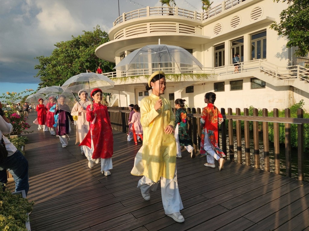 Áo dài: Nét đẹp văn hóa truyền thống của người phụ nữ Việt Nam Áo dài: Nét đẹp văn hóa truyền thống của người phụ nữ Việt Nam