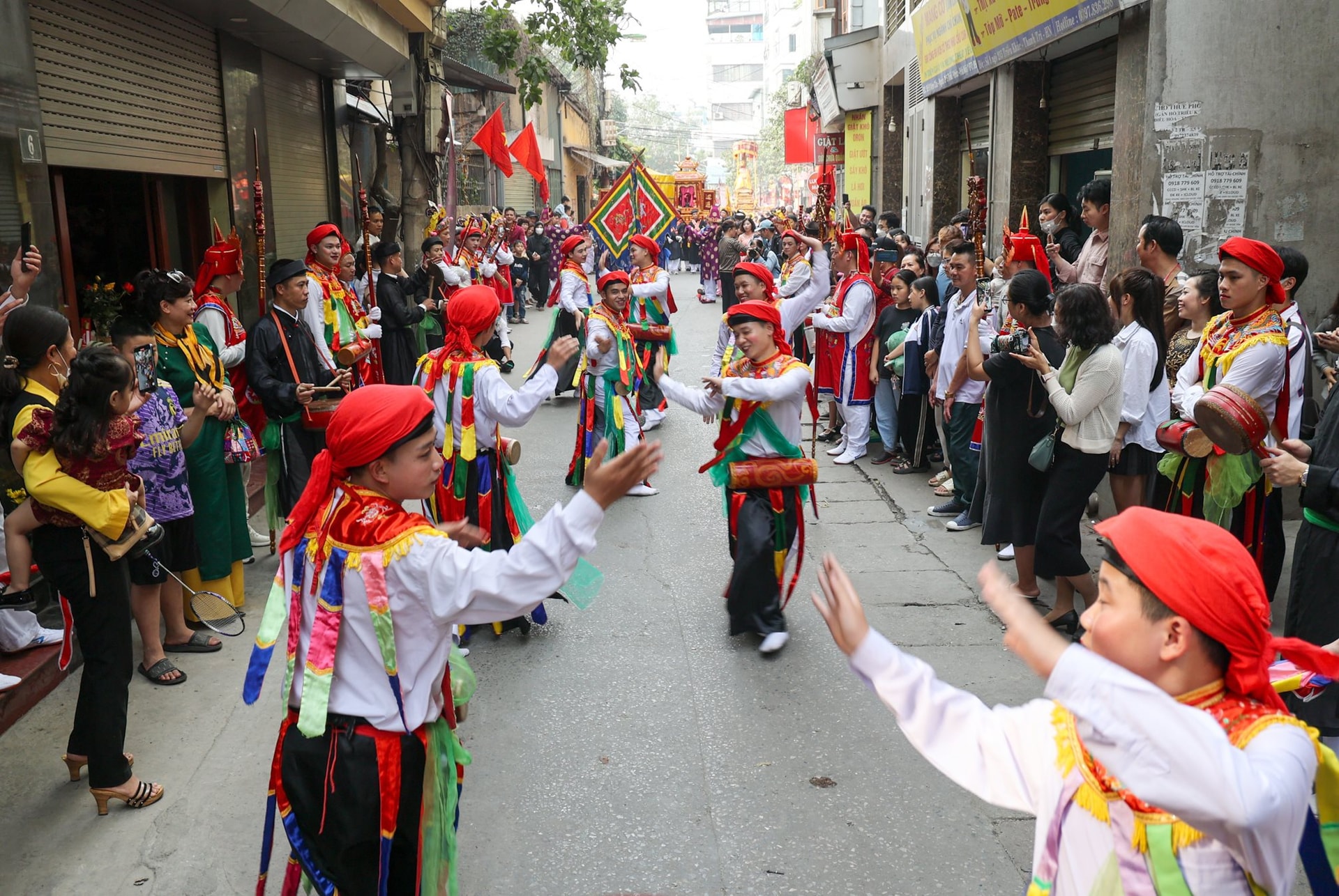 https://hnm.1cdn.vn/2024/06/23/mua-trong-bong-tai-lang-trieu-khuc-xa-tan-trieu-huyen-thanh-tri-mot-trong-nhung-dieu-mua-co-thang-long-ha-noi-con-duoc-duy-tri.-anh-khanh-huy.jpg