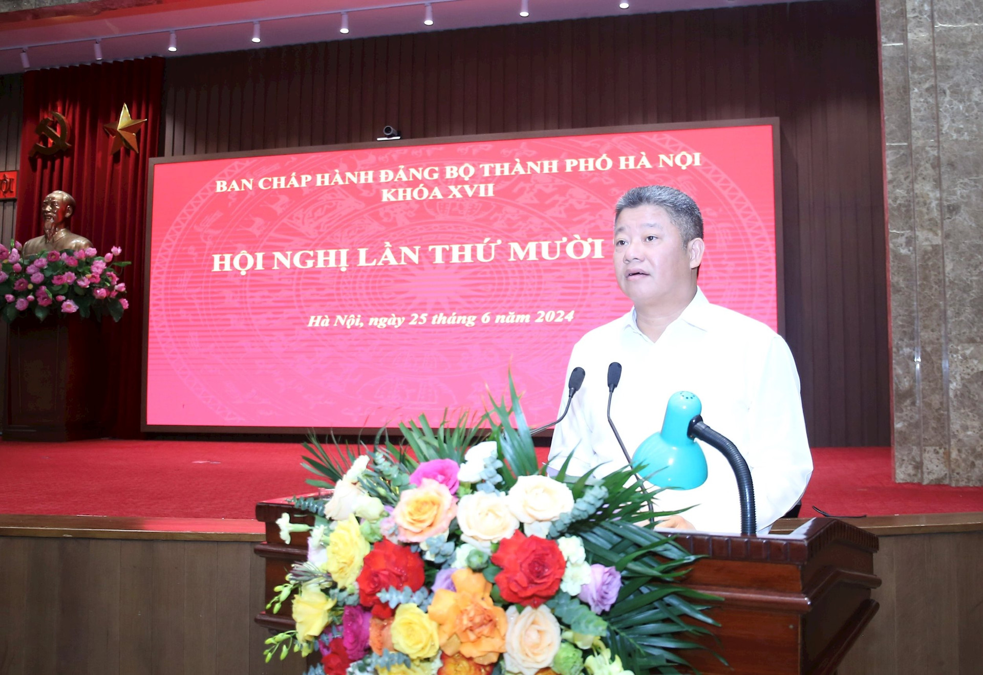Phó Chủ tịch UBND thành phố Nguyễn Mạnh Quyền trình bày các nội dung về đầu tư công tại hội nghị. Ảnh: Viết Thành