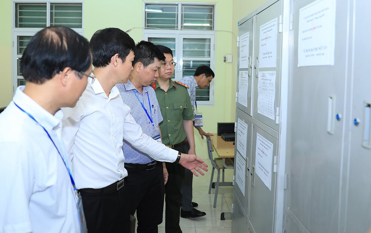 Sở Giáo dục và Đào tạo Hà Nội kiểm tra tủ đựng đề thi, bài thi tốt nghiệp THPT tại Trường THPT Yên Hòa (quận Cầu Giấy). Ảnh: Quang Thái