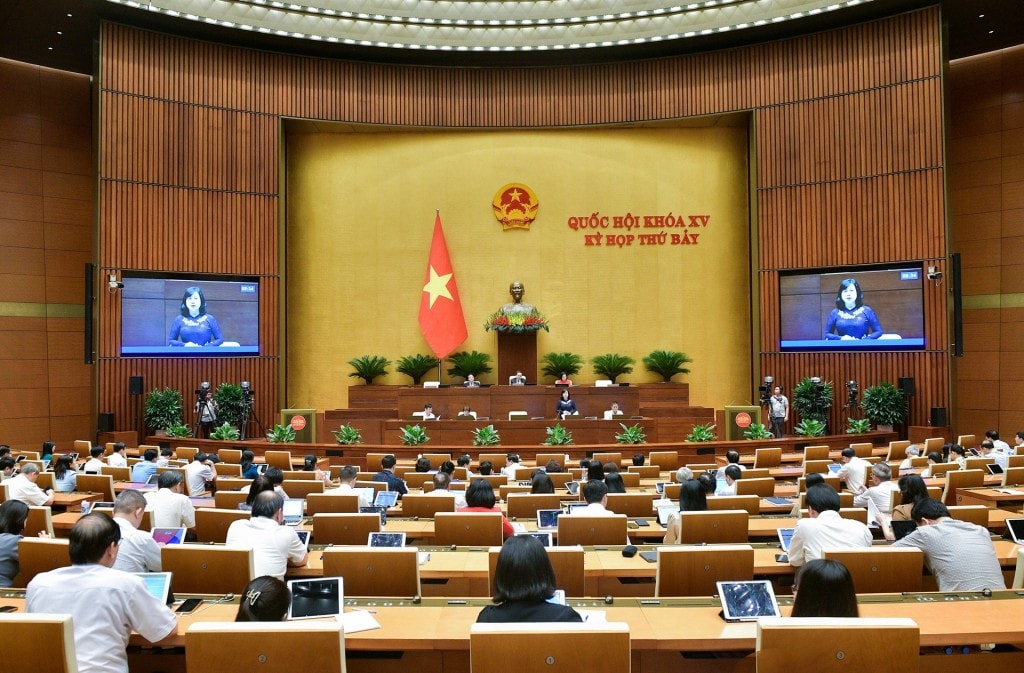 Bộ trưởng Bộ Y tế Đào Hồng Lan phát biểu giải trình, tiếp thu ý kiến đại biểu Quốc hội. Ảnh: Quochoi.vn.
